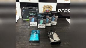 Cigarros eletrônicos apreendidos pela Polícia Civil durante ação em comércio de Arapuã.