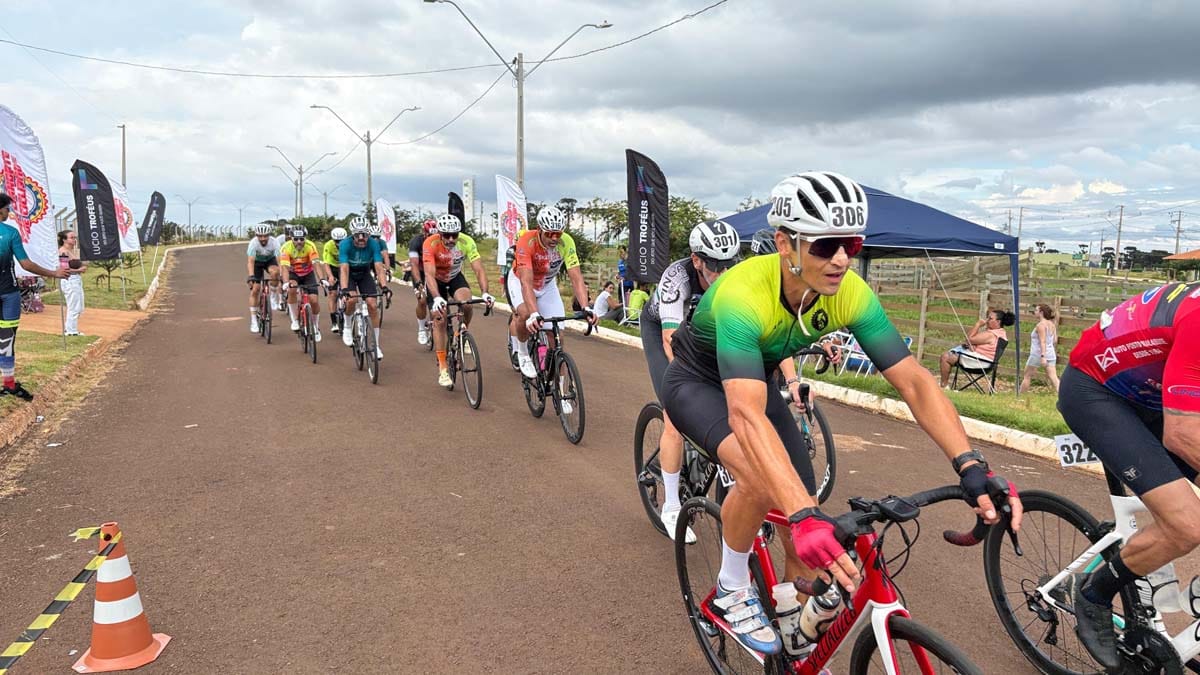 Atletas participam do GP Ivaiporã de ciclismo em circuito