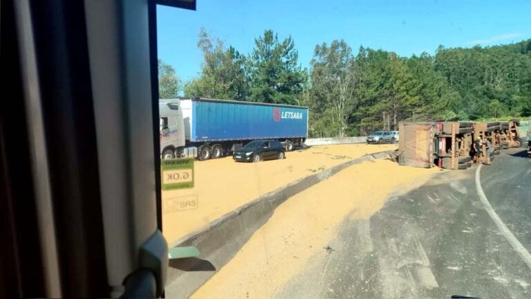 Acidente com caminhões e carro interdita a BR-376 na Serra do Cadeado