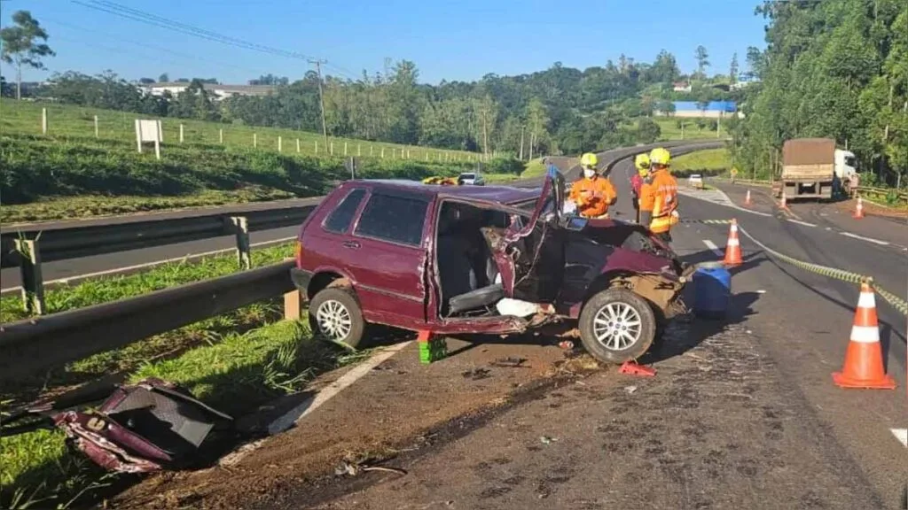 Carro destruído após colisão frontal com carreta na BR-376 em Apucarana