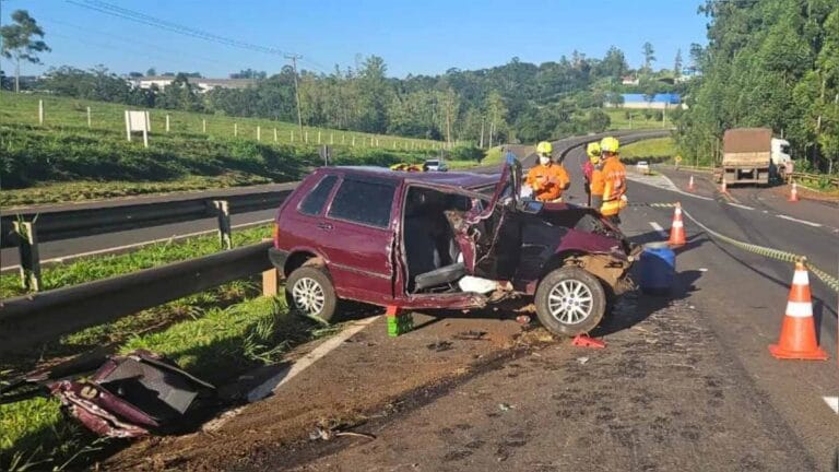 Carro destruído após colisão frontal com carreta na BR-376 em Apucarana