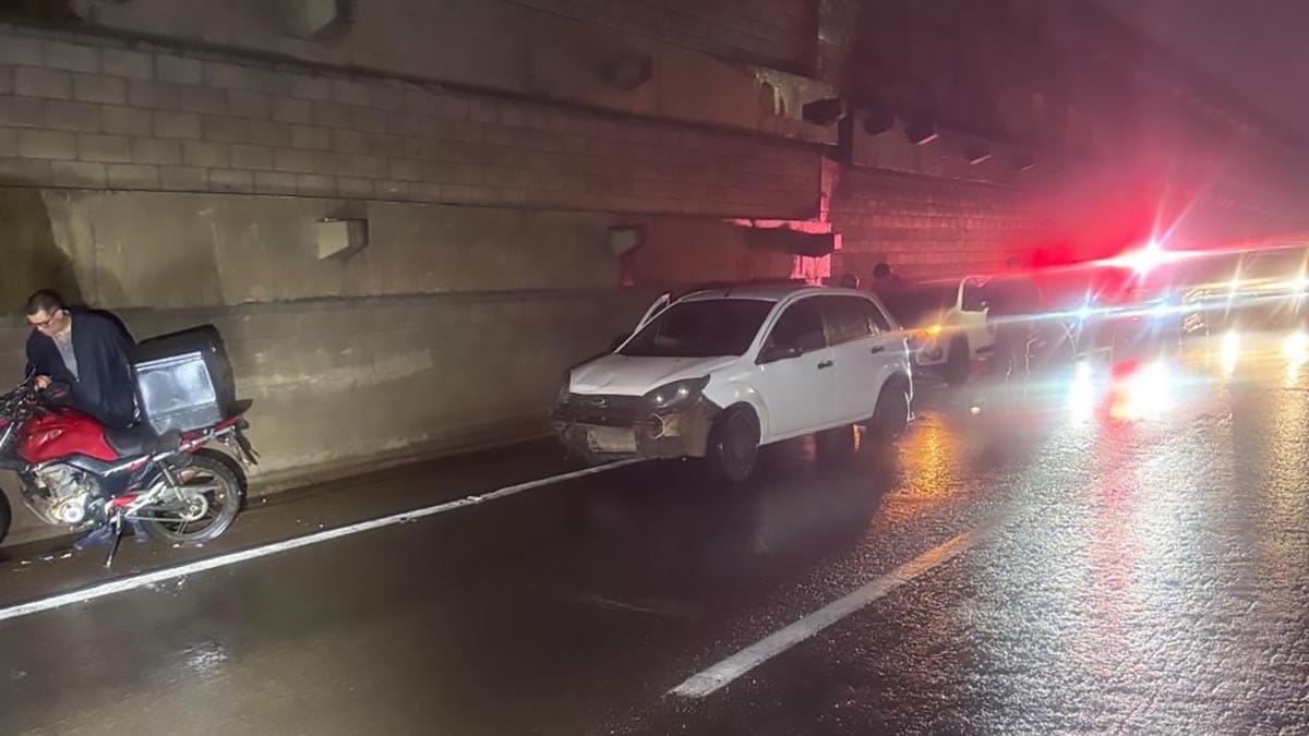 Acidente entre dois carros e uma motocicleta deixou um motociclista ferido na PR-445, em Londrina.