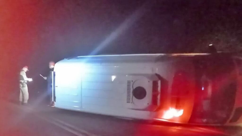 Ambulância tombada às margens da PR-466 após acidente entre Manoel Ribas e Pitanga