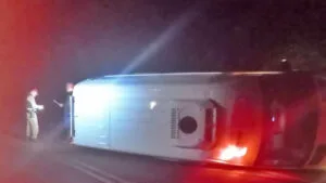 Ambulância tombada às margens da PR-466 após acidente entre Manoel Ribas e Pitanga