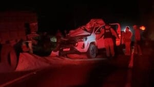 Acidente entre caminhonete e caminhão na entrada de Barbosa Ferraz deixa um morto