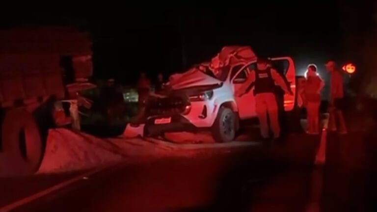 Acidente entre caminhonete e caminhão na entrada de Barbosa Ferraz deixa um morto