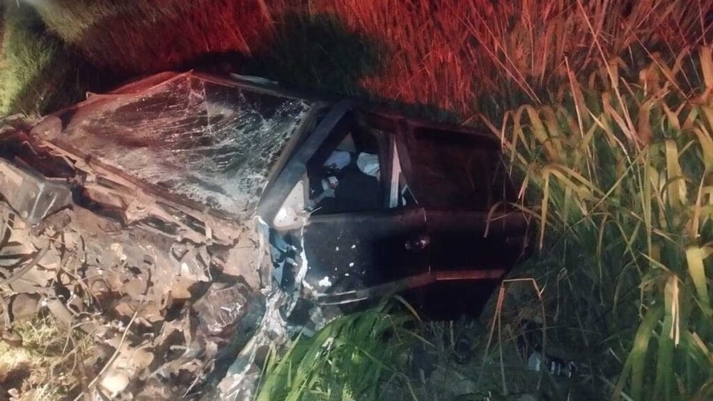 Acidente entre carro e caminhão na PR-160 em Cornélio Procópio