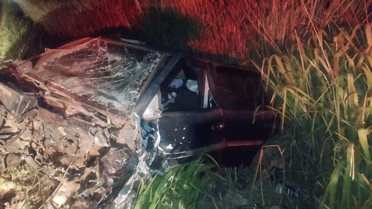 Acidente entre carro e caminhão na PR-160 em Cornélio Procópio