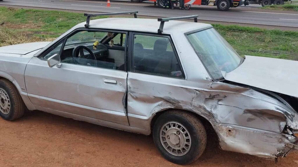 Carro Ford Del Rey com danos na lateral após acidente na BR-376 em Marialva