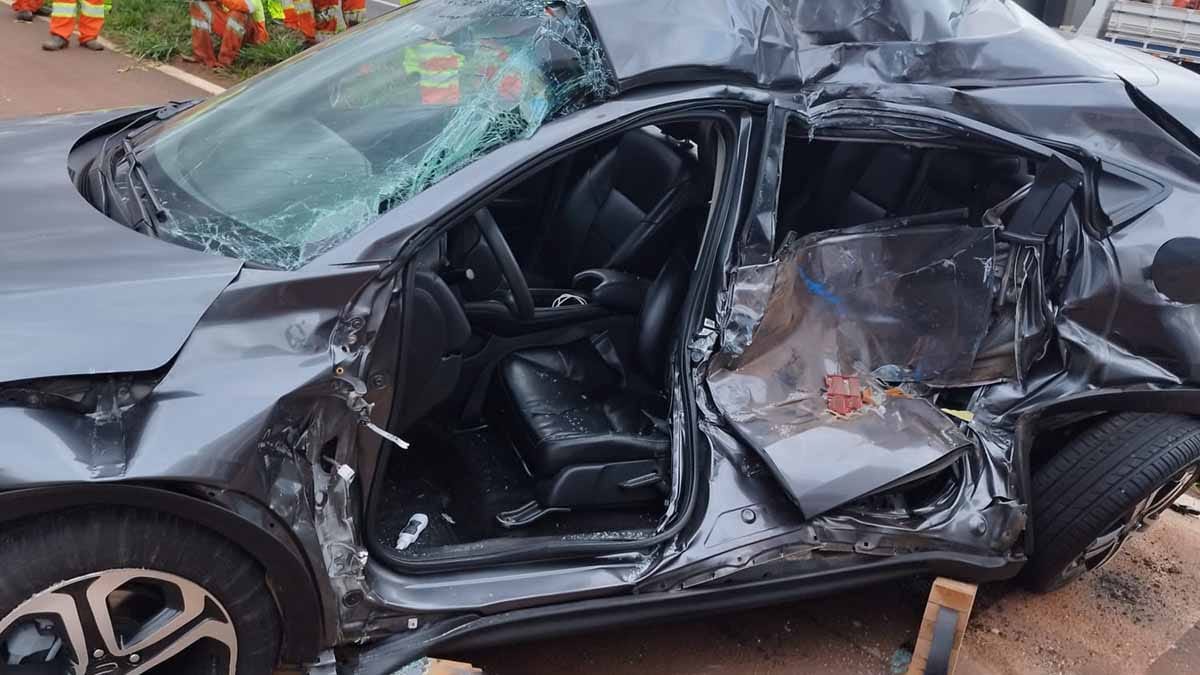 Veículo Honda HR-V com lateral destruída após acidente na BR-376 em Marialva