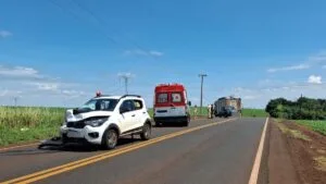 Viatura da Polícia Rodoviária atende acidente com dois carros na PR-082