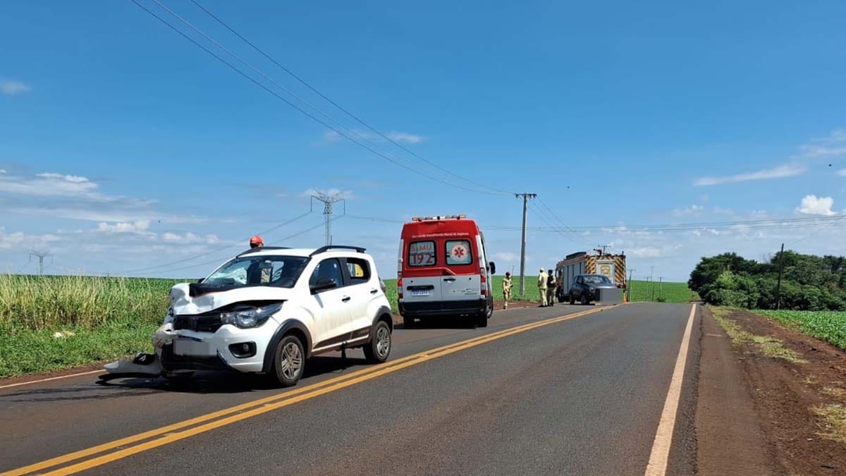 Viatura da Polícia Rodoviária atende acidente com dois carros na PR-082