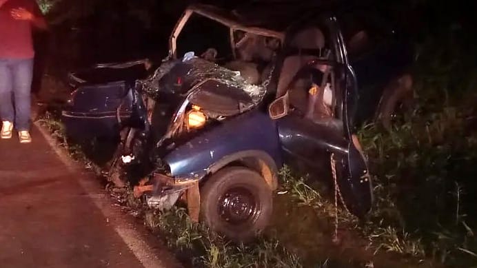 Colisão frontal entre Corsa e Courier deixou um morto e dois feridos na PR-460.