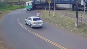 Ambulância atingida por trem após acidente em passagem ferroviária em Jandaia do Sul
