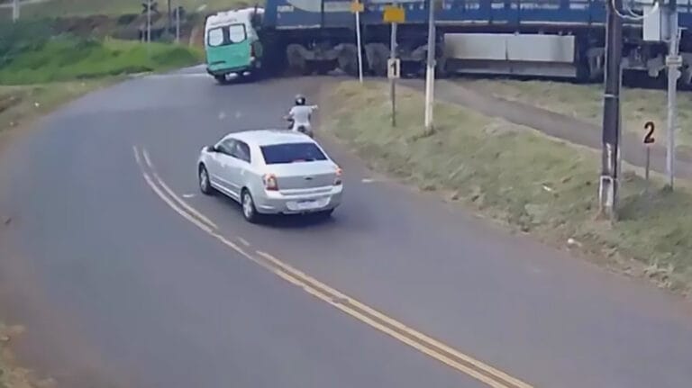 Ambulância atingida por trem após acidente em passagem ferroviária em Jandaia do Sul