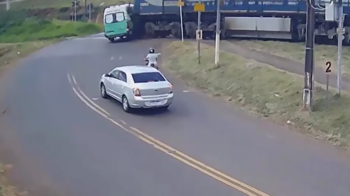 Ambulância atingida por trem após acidente em passagem ferroviária em Jandaia do Sul