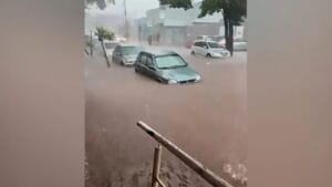 Alagamento em rua de Apucarana após forte chuva que atingiu unidades de saúde