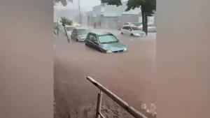 Alagamento em rua de Apucarana após forte chuva que atingiu unidades de saúde