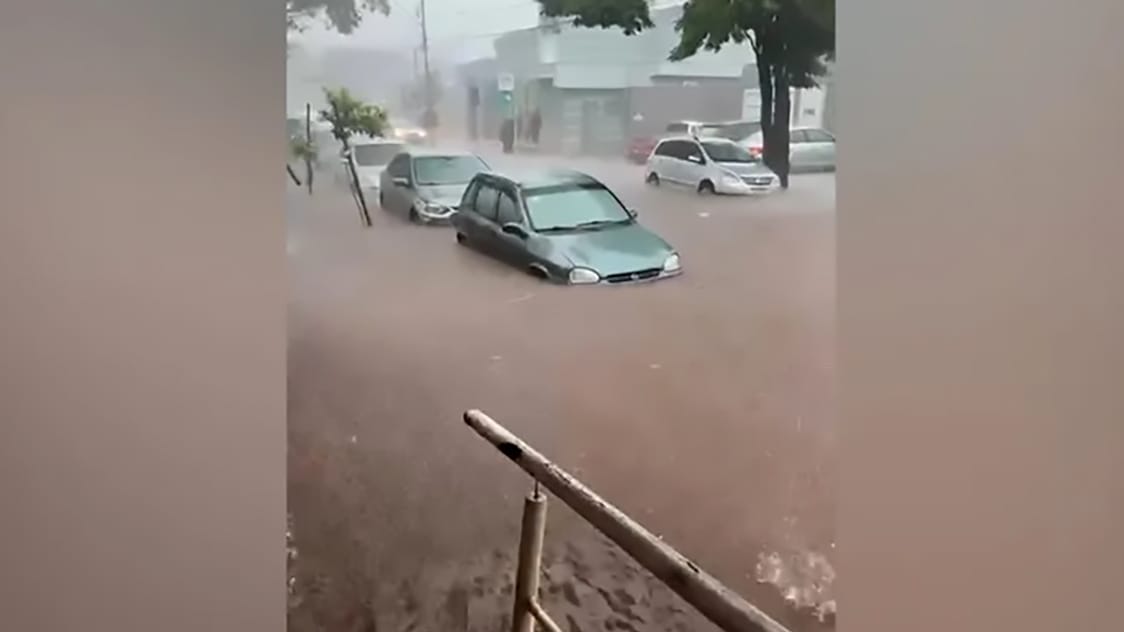 Alagamento em rua de Apucarana após forte chuva que atingiu unidades de saúde