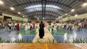 Casamento coletivo reúne dezenas de casais no ginásio Alcebiaes Alves de Ivaiporã