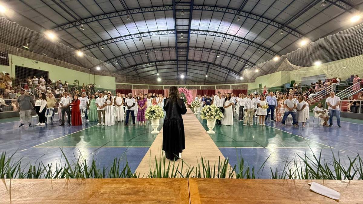Casamento coletivo reúne dezenas de casais no ginásio Alcebiaes Alves de Ivaiporã