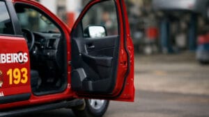 Bombeiros atendem ocorrência após explosão em oficina de funilaria em Ivaiporã