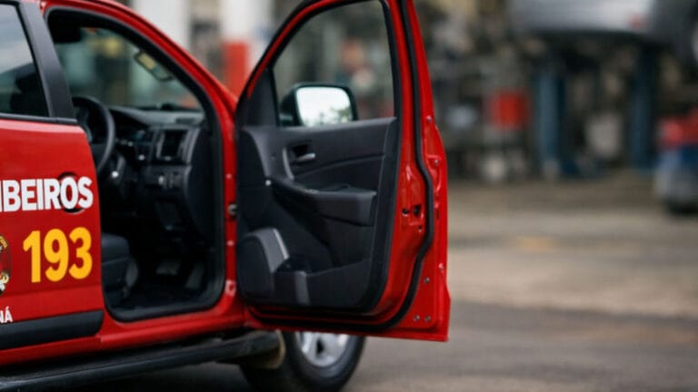 Bombeiros atendem ocorrência após explosão em oficina de funilaria em Ivaiporã