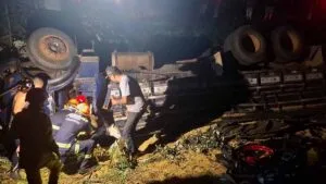 Caminhão capotado às margens da PR-092 em Wenceslau Braz após acidente