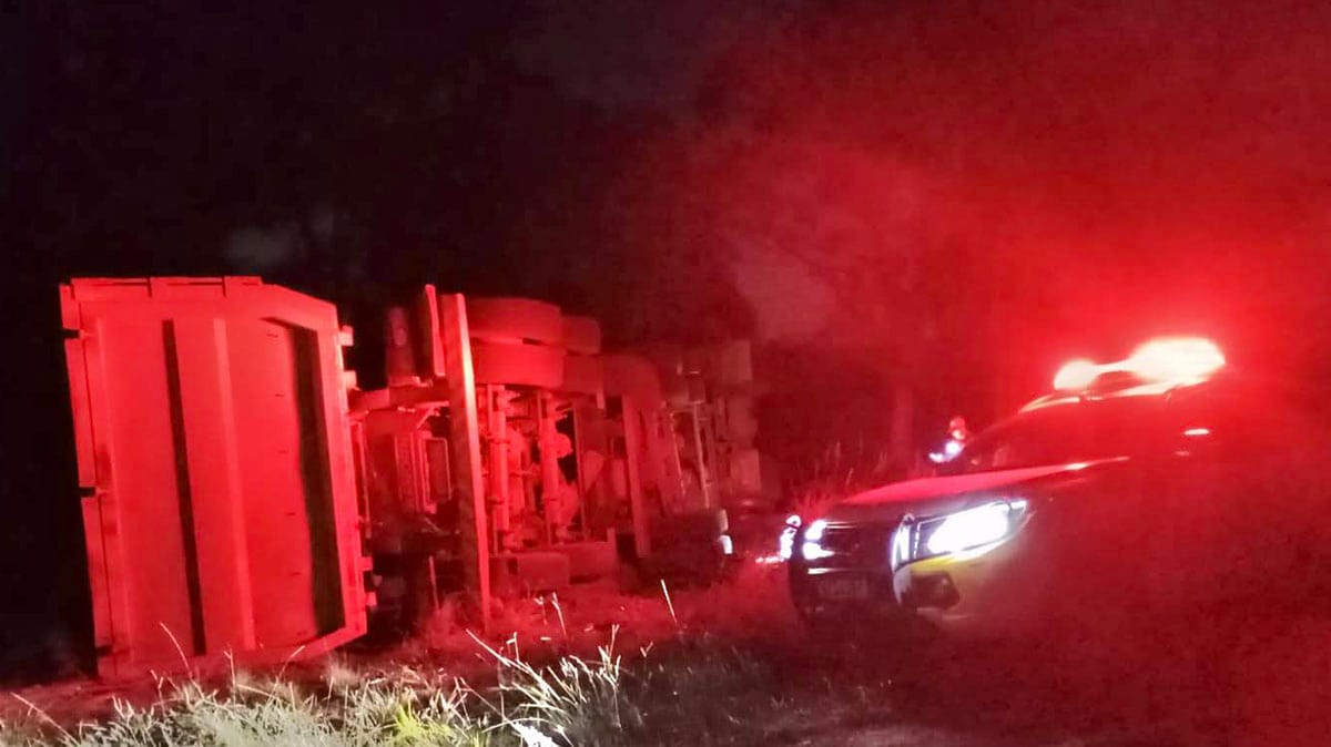 Caminhão tombado às margens da PR-239 entre Cândido de Abreu e Reserva