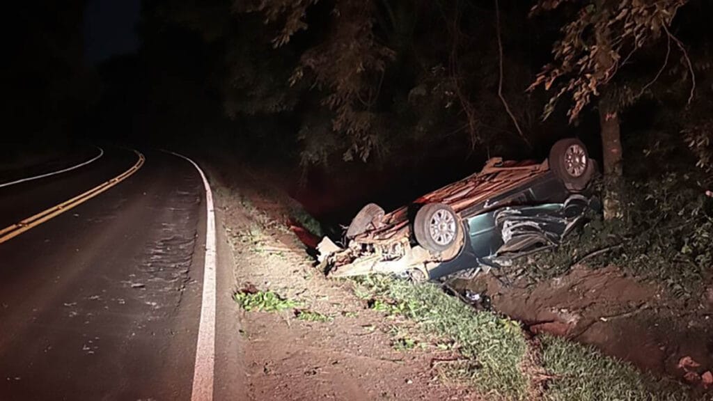 Capotamento registrado na PR-272 entre Faxinal e Cruzmaltina