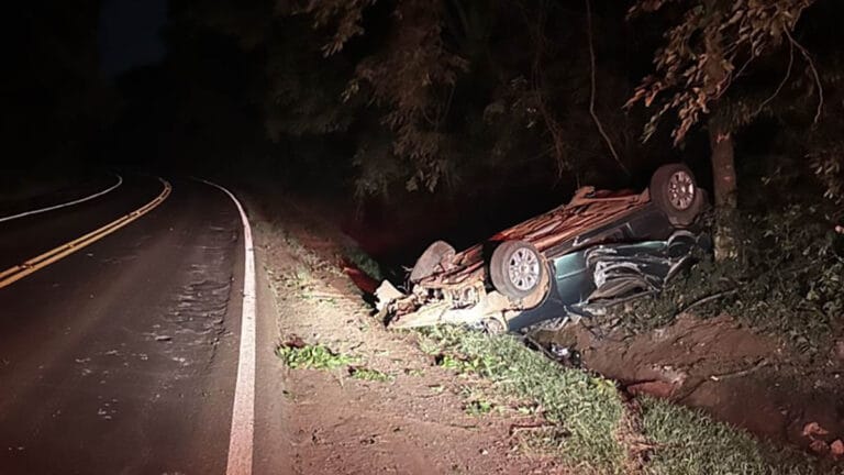 Capotamento registrado na PR-272 entre Faxinal e Cruzmaltina