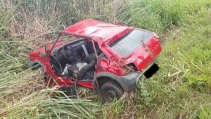 Fiat Uno capotado às margens da PR-487 após acidente em Manoel Ribas.
