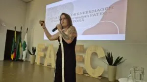 Enfermeira Ana Marcondes durante palestra na aula magna do curso de Enfermagem da Fatec Ivaiporã