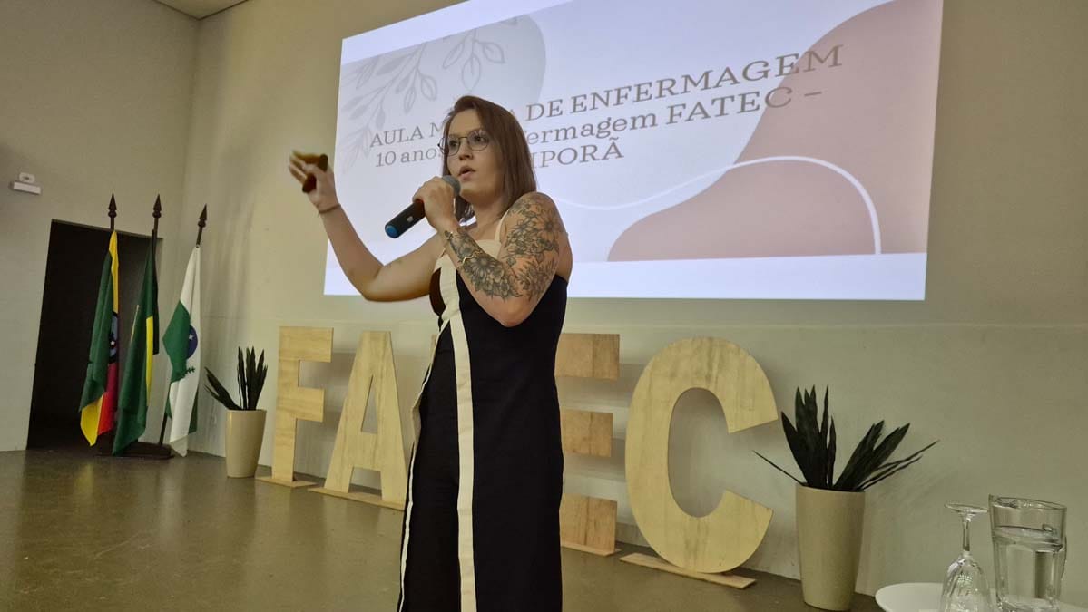 Enfermeira Ana Marcondes durante palestra na aula magna do curso de Enfermagem da Fatec Ivaiporã