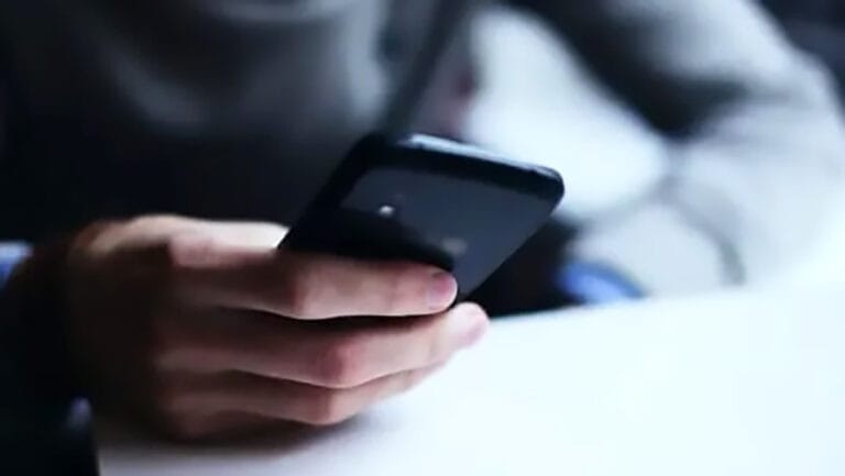 Imagem ilustrativa de pessoa no celular recebendo ligação de golpista em caso de tentativa de estelionato