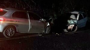 Carros envolvidos em colisão frontal na PRC-369 entre São Pedro do Ivaí e Bom Sucesso