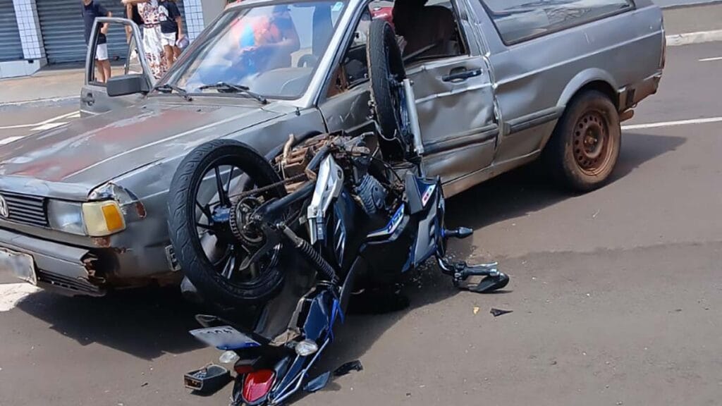 acidente entre carro e moto no Centro de Ivaiporã