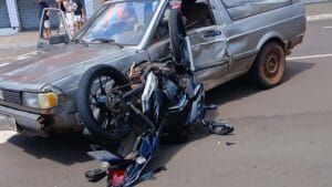 acidente entre carro e moto no Centro de Ivaiporã