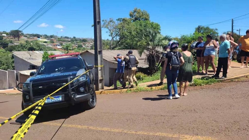 Viaturas da Polícia Militar durante operação após confronto na zona norte de Apucarana