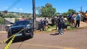 Viaturas da Polícia Militar durante operação após confronto na zona norte de Apucarana