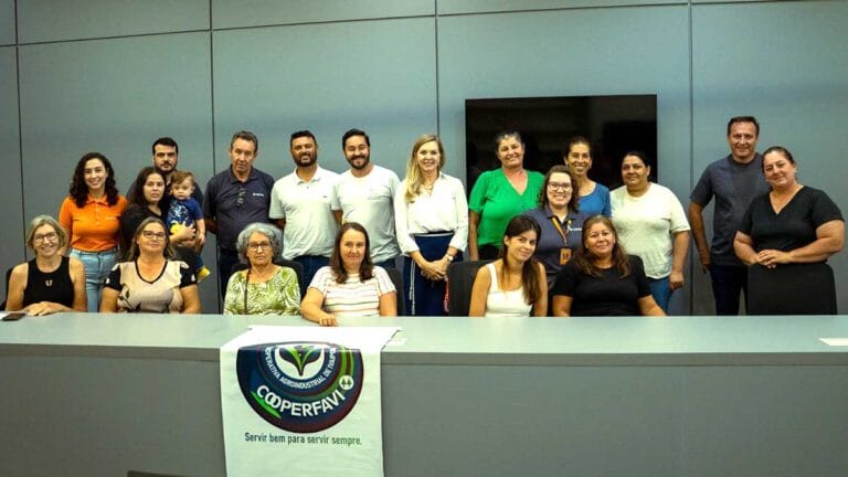Produtoras participam de projeto de cultivo de morango com apoio da Cresol e Prefeitura em Ivaiporã