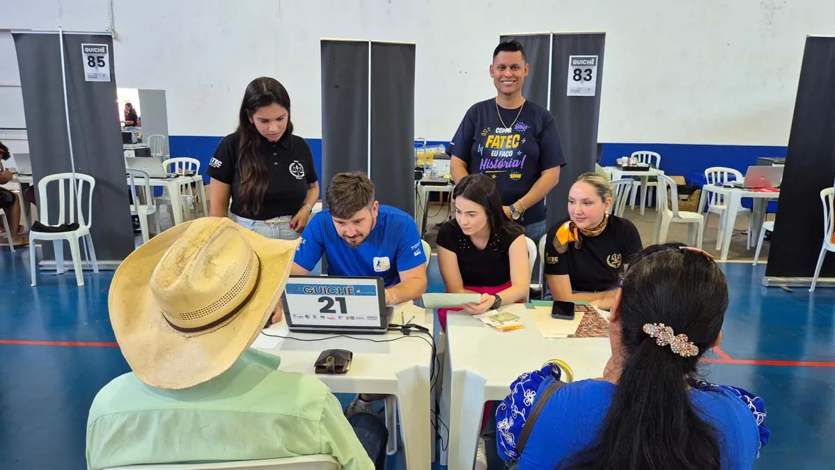 Acadêmicos da Fatec Ivaiporã atendem moradores durante o Justiça no Bairro