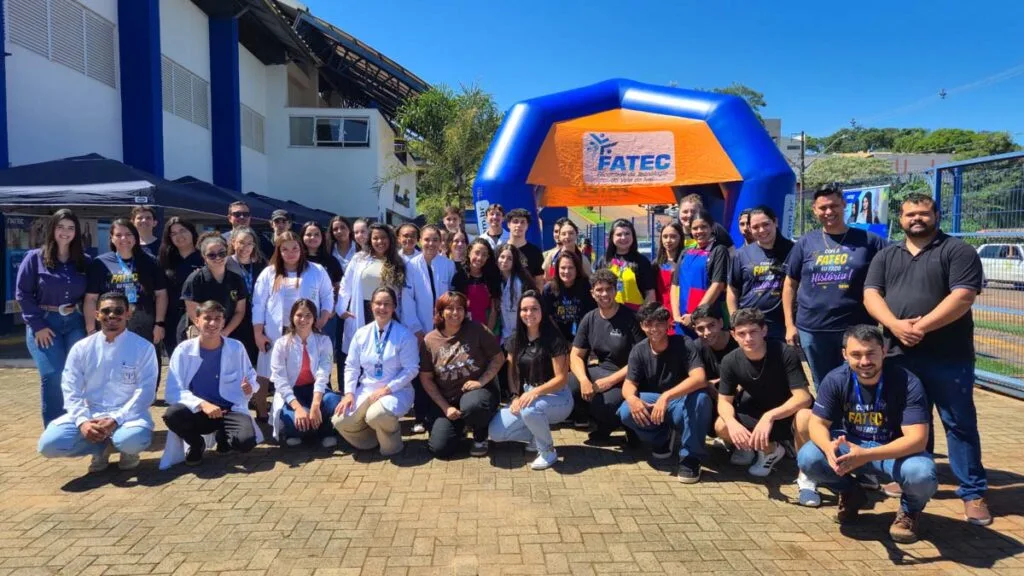 Acadêmicos da Fatec Ivaiporã atendem moradores durante o Justiça no Bairro