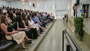 Desembargadora Joeci Camargo durante palestra para acadêmicos de Direito na Fatec Ivaiporã