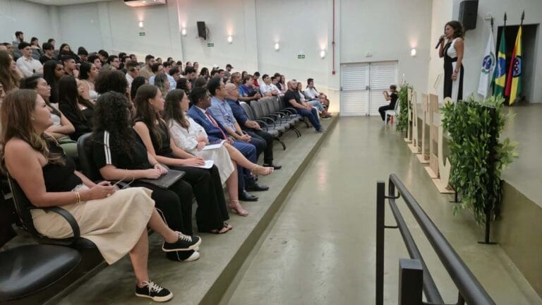 Desembargadora Joeci Camargo durante palestra para acadêmicos de Direito na Fatec Ivaiporã