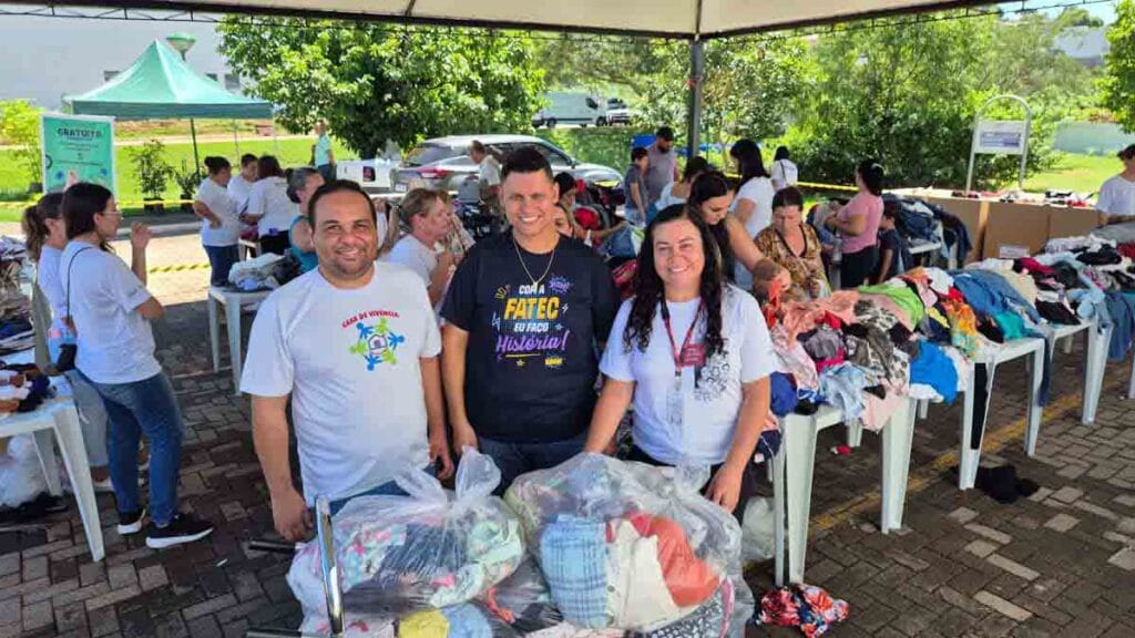 Famílias escolhem roupas em bazar solidário organizado em Ivaiporã