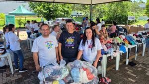 Famílias escolhem roupas em bazar solidário organizado em Ivaiporã