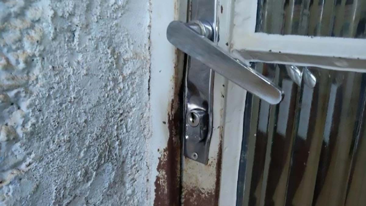 Residência com porta arrombada após furto em São João do Ivaí
