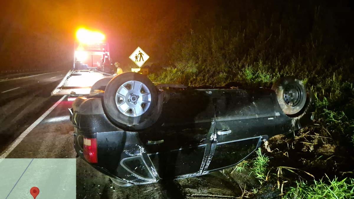 Carro VW Gol capotado após acidente na PR-445 em Tamarana