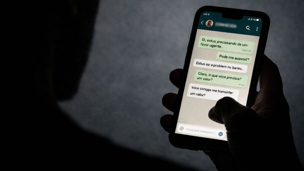 Celular com conversa de WhatsApp usada em golpe financeiro